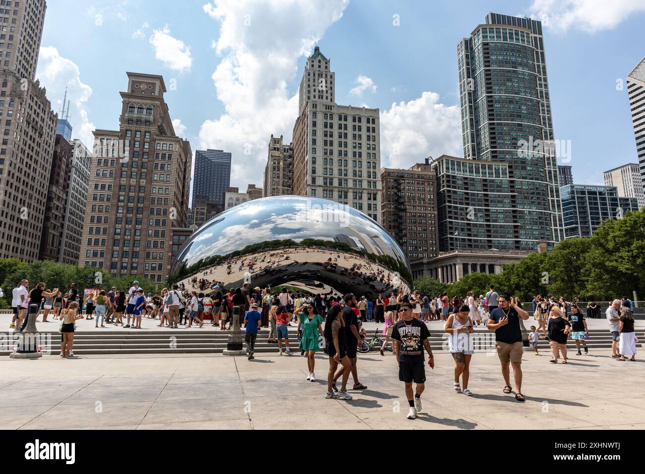 Touriste à Cloud Gate, The Bean, à Millennium Park, Chicago, Illinois, États-Unis un jour d'été Banque D'Images