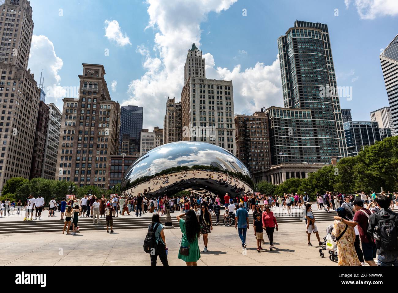 Touriste à Cloud Gate, The Bean, à Millennium Park, Chicago, Illinois, États-Unis un jour d'été Banque D'Images