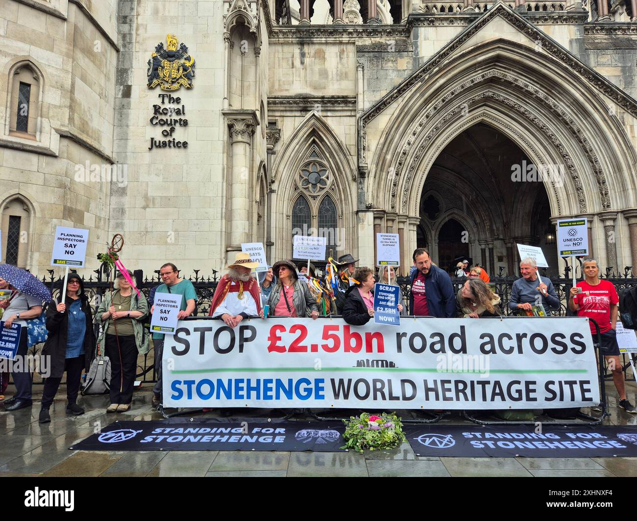 Manifestants devant les cours royales de justice de Londres dans le cadre de l'appel du site du patrimoine mondial de Save Stonehenge contre une décision de la haute Cour rejetant leur candidature pour contester la décision de l'ancien secrétaire aux Transports Mark Harper d'approuver la construction d'un tunnel routier près de Stonehenge. Date de la photo : lundi 15 juillet 2024. Banque D'Images