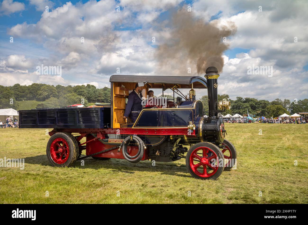 Parham / Royaume-Uni - 13 juillet 2024 : les passionnés conduisent un wagon à vapeur Overtype Clayton and Shuttleworth 1920 à Sussex Steam Fair, Storrington, Royaume-Uni. Banque D'Images Parham / Royaume-Uni - 13 juillet 2024 : les passionnés conduisent un wagon à vapeur Overtype Clayton and Shuttleworth 1920 à Sussex Steam Fair, Storrington, Royaume-Uni. Banque D'Images