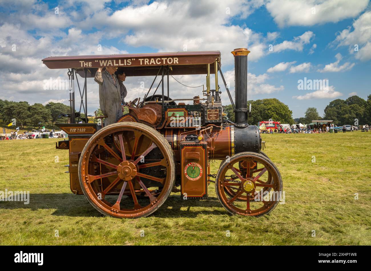 Parham / Royaume-Uni - 13 juillet 2024 : les passionnés conduisent un moteur de traction à vapeur Wallis brun vintage au Sussex Steam Fair, Storrington, Royaume-Uni. Banque D'Images Parham / Royaume-Uni - 13 juillet 2024 : les passionnés conduisent un moteur de traction à vapeur Wallis brun vintage au Sussex Steam Fair, Storrington, Royaume-Uni. Banque D'Images