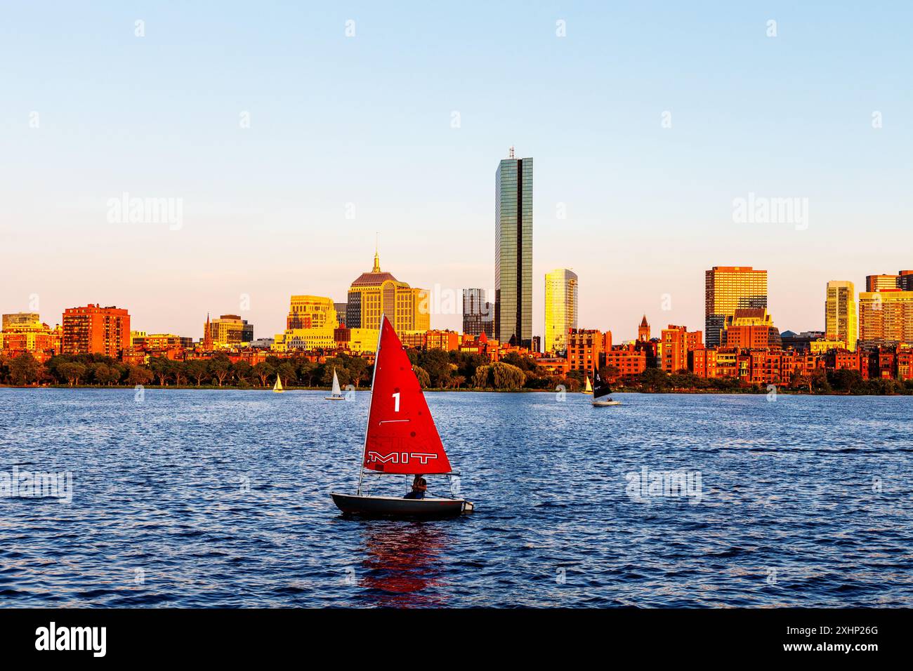 Boston, Massachusetts. Un voilier MIT (Massachusetts Institute of Technology) sur la rivière Charles au coucher du soleil. Banque D'Images