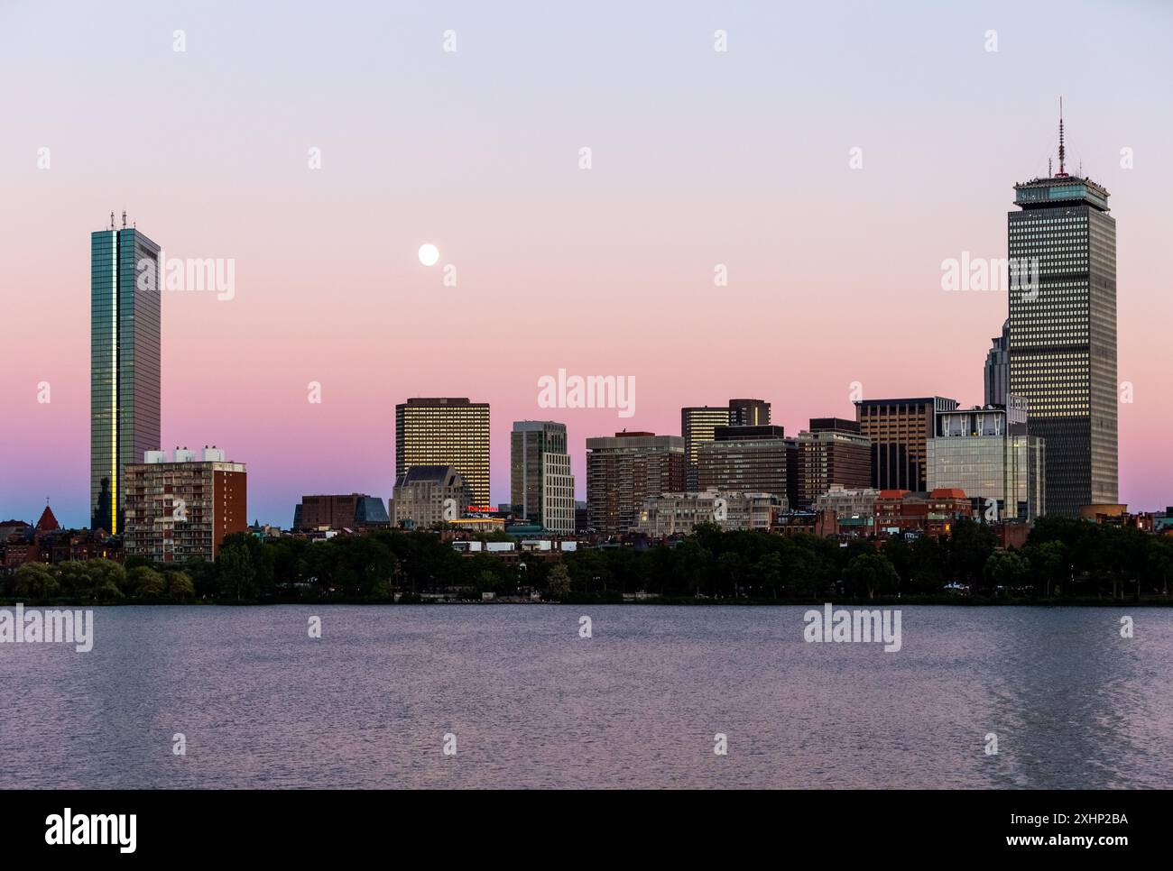 Boston Massachusetts. Vue sur la rivière Charles en direction du quartier de Back Bay à Boston. Ciel crépusculaire avec la lune. Banque D'Images