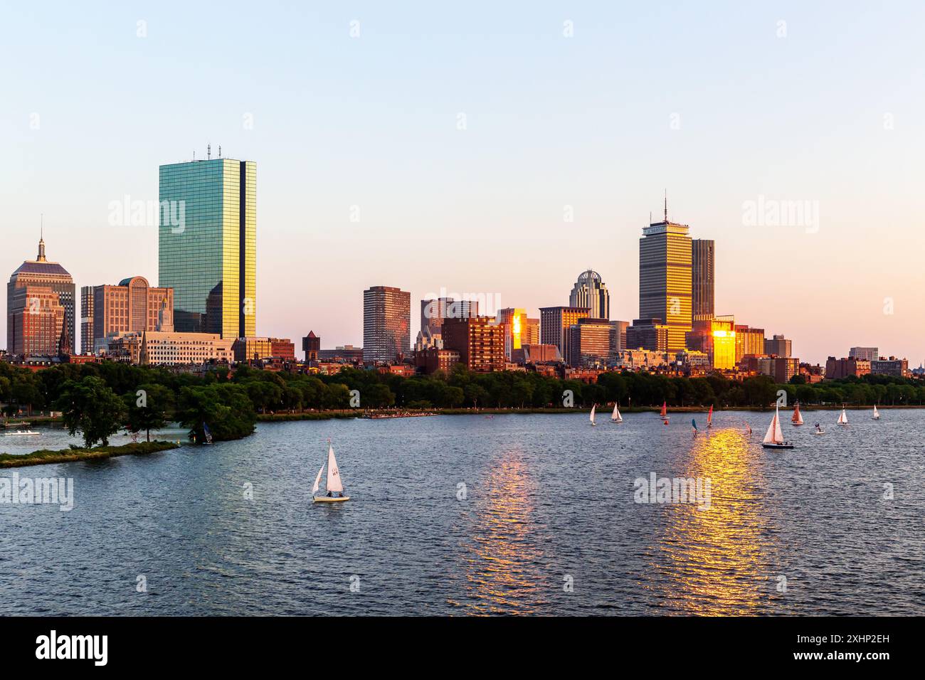Boston Massachusetts. Coucher de soleil sur les gratte-ciel de Boston Back Bay et la rivière Charles avec des voiliers. Banque D'Images