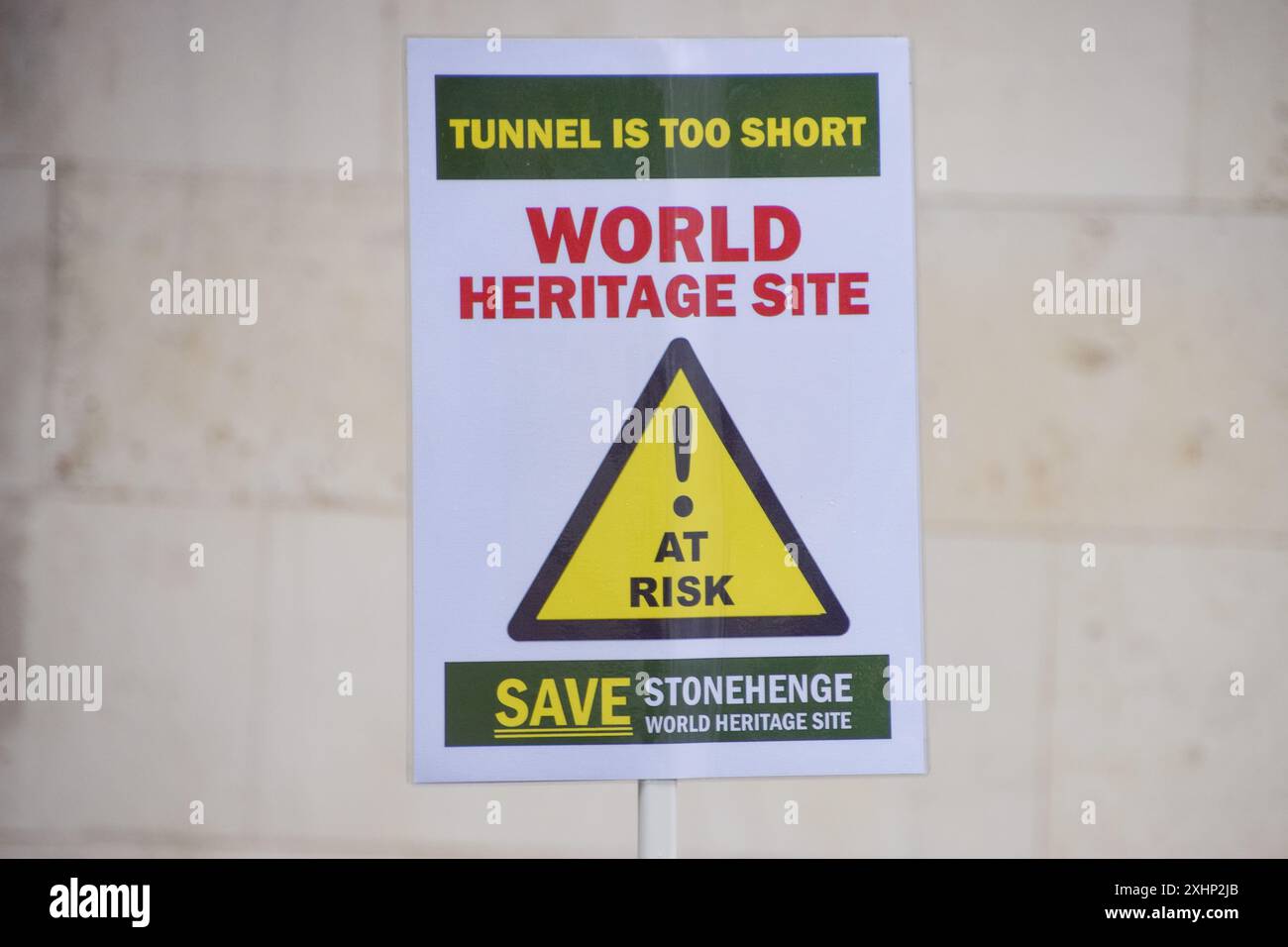 Londres, Royaume-Uni. 15 juillet 2024. Une pancarte opposée au tunnel de Stonehenge prévu est vue pendant la manifestation. Les militants ont organisé une manifestation devant les cours royales de justice alors que la dernière contestation judiciaire contre le nouveau projet de route et de tunnel près de l'emblématique Stonehenge commence. Crédit : SOPA images Limited/Alamy Live News Banque D'Images