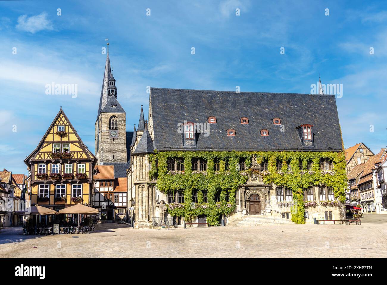 ALLEMAGNE, QUEDLINGBURG - septembre 2023 : marché dans la belle ville de Quedlingburg avec mairie. Banque D'Images