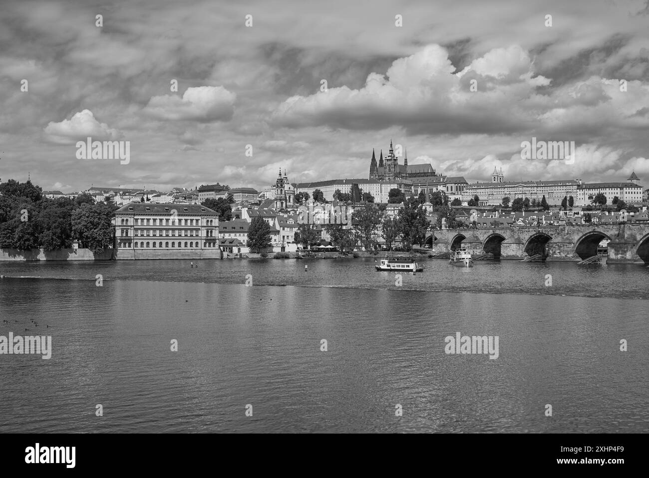 Vue sur le château de Prague, la rivière Vltava et le quartier de Mala strana à Prague, capitale de la république tchèque, le 14 juillet 2024 Banque D'Images