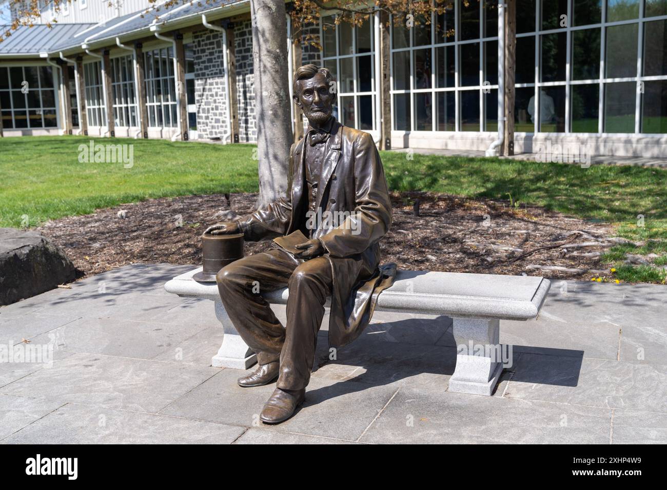 Gettysburg, Pennsylvanie - 13 avril 2024 : Statue d'Abraham Lincoln sur un banc au parc militaire national de Gettysburg Banque D'Images