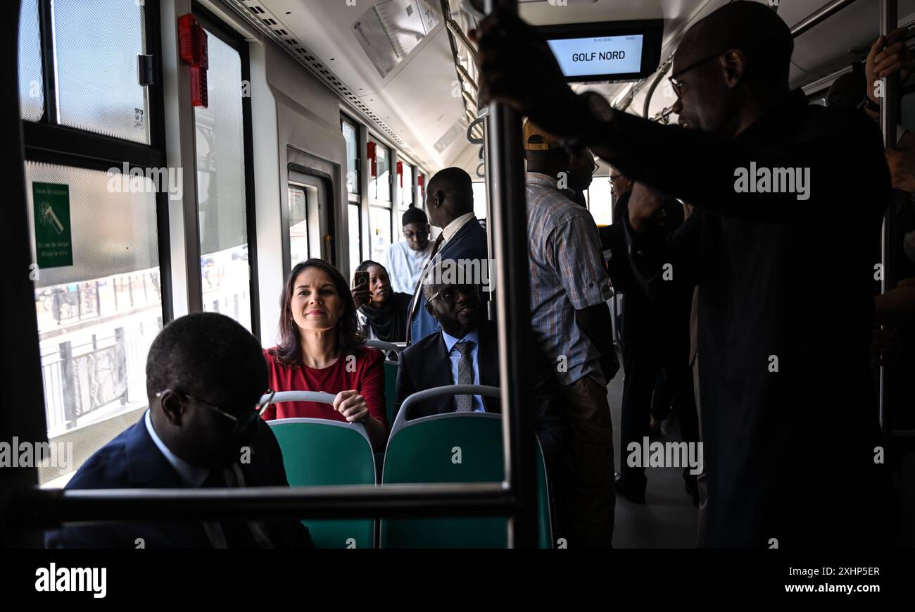 Dakar, Sénégal. 15 juillet 2024. Annalena Baerbock (Bündnis 90/Die Grünen), monte dans un bus lors d'une visite du système de transport local bus Rapid transit (BRT). Le voyage est axé sur les efforts visant à stabiliser la région du Sahel. Crédit : Britta Pedersen/dpa/Alamy Live News Banque D'Images