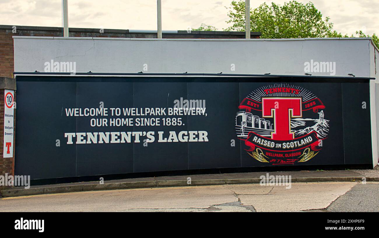 Glasgow, Écosse, Royaume-Uni. 15 juillet 2024 : Scots lager England troll en tant que tennents lager a continué leur série de planches de football avec peu de sympathie pour l'angleterre. La société est célèbre pour ses graphismes et sa brasserie Drygate Wellpark de la ville est couverte d'art emblématique dans l'est de la ville et est une Mecque touristique. Crédit Gerard Ferry /Alamy Live News Banque D'Images