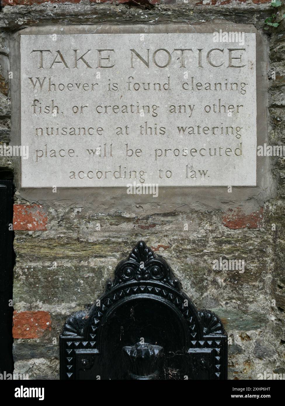 Ancien avis en pierre interdisant le nettoyage des poissons à un endroit d'eau, Salcombe, South Hams, Devon, Royaume-Uni Banque D'Images