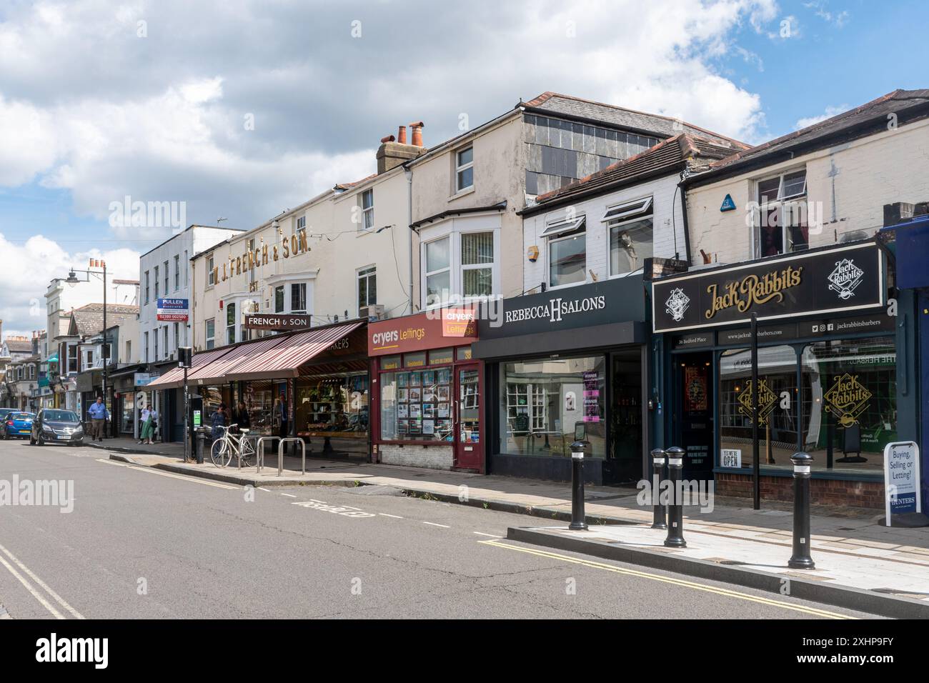 Vue de Bedford place, une rue commerçante dans le centre-ville de Southampton, Hampshire, Angleterre, Royaume-Uni, avec WJ French et magasin de chaussures son Banque D'Images