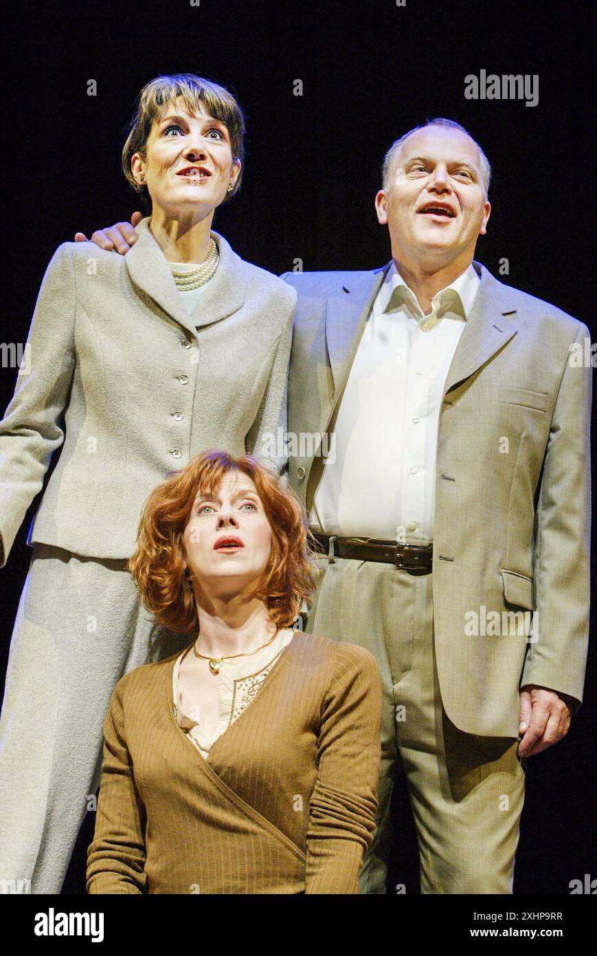 Harriet Walter (Lori Marshall), Matthew Marsh (Ed Marshall), Siobhan Redmond (Charlotte Gardner) aux États-Unis ET EUX par Tamsin Oglesby au Hampstead Theatre, Londres NW3 28/05/2003 design : Matthew Wright éclairage : Jason Taylor réalisateur : Jennie Darnell Banque D'Images