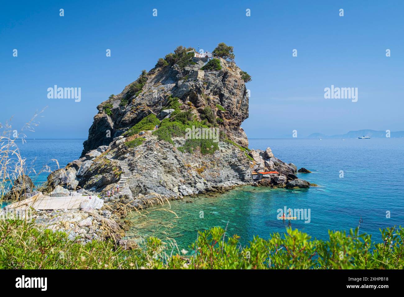Grèce, archipel des Sporades, île de Skopelos, chapelle perchée d'Agios Ioannis, rendue célèbre par le film Mamma Mia Banque D'Images