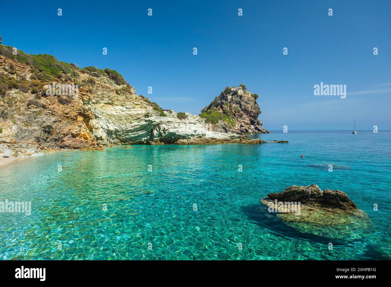 Grèce, archipel des Sporades, île de Skopelos, plage d'Agios Ioannis au pied de la chapelle du même nom, rendue célèbre par le film Mamma Mia Banque D'Images