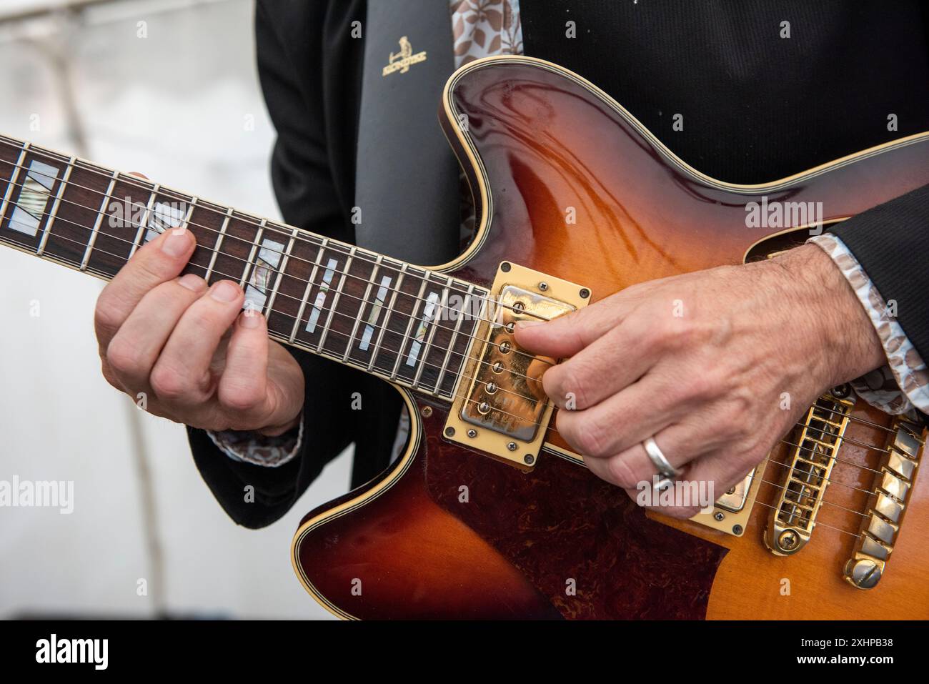 Guitaristes mains jouant de la guitare Banque D'Images