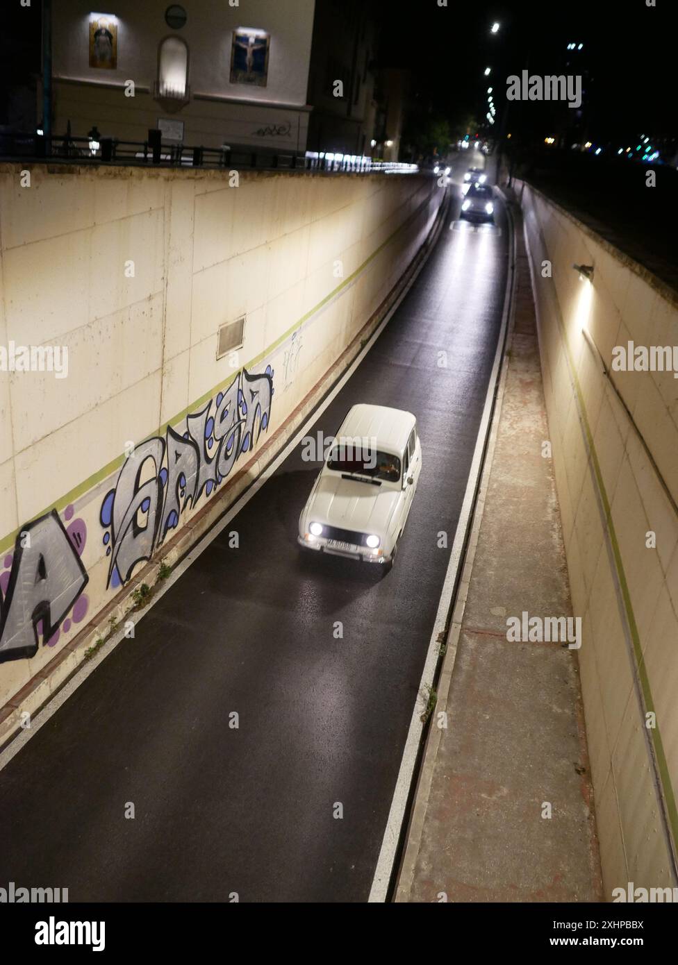 Vieille Renault 4 voiture sur la rue de la ville dans la nuit. Malaga, Espagne Banque D'Images