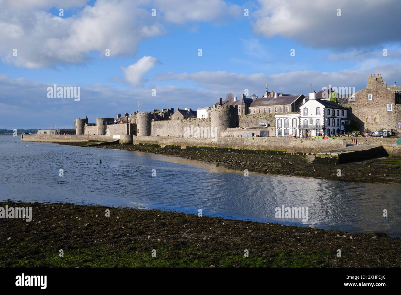 Les remparts médiévaux de Caernarfon sur la côte nord du pays de Galles, un site du patrimoine mondial Banque D'Images