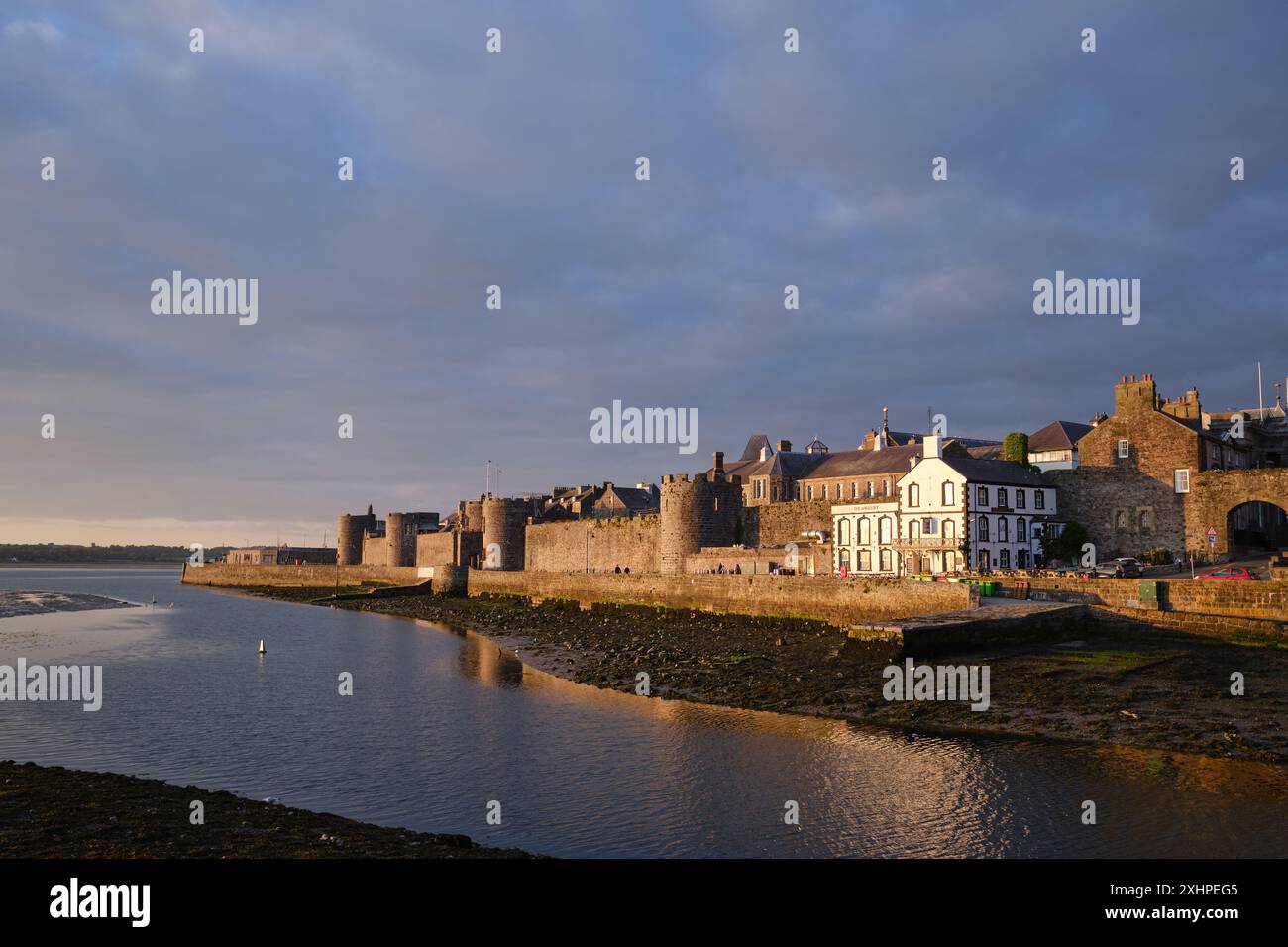 Les remparts médiévaux de Caernarfon sur la côte nord du pays de Galles, un site du patrimoine mondial Banque D'Images