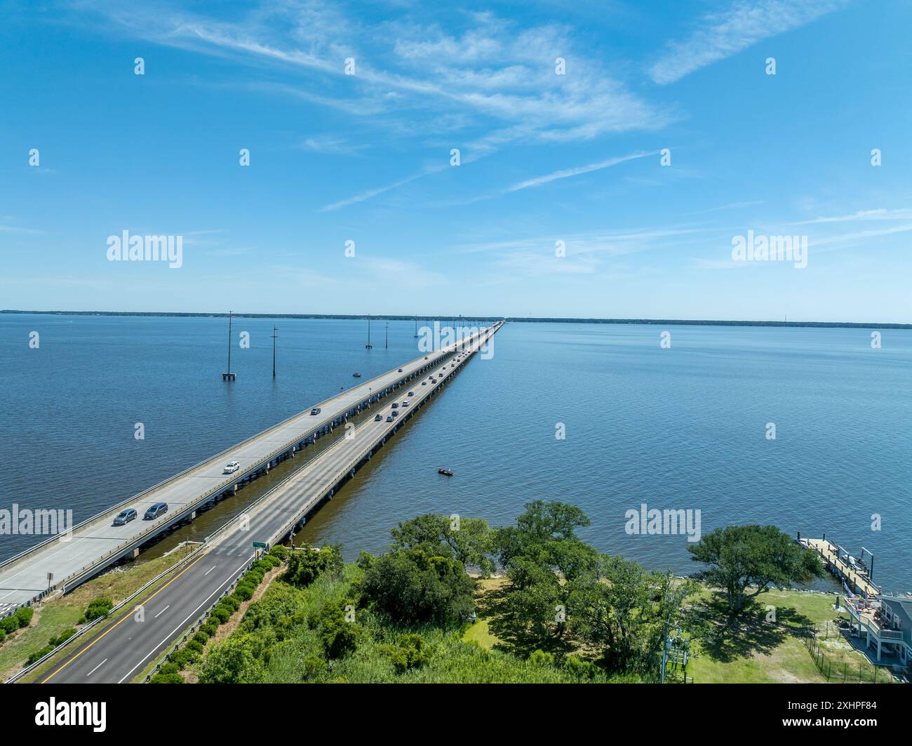 Vue aérienne du pont Wright Brothers Memorial, enjambant le Currituck Sound, entre point Harbor, dans le comté de Currituck, et Kitty Hawk, dans le comté de Dare Banque D'Images
