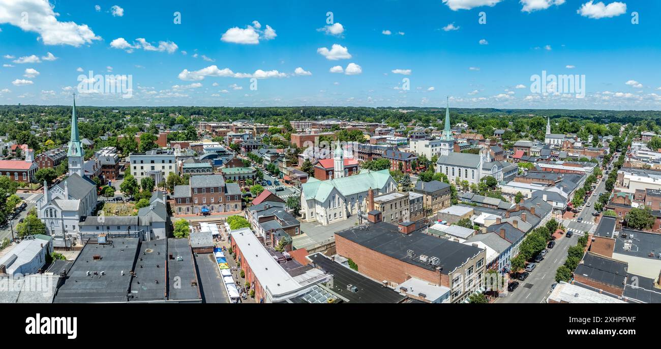 Vue aérienne Fredericksburg Virginie avec le bâtiment de circuit court, quartier historique des affaires, église baptiste, pont Chatham sur la rivière Rappahannock Banque D'Images