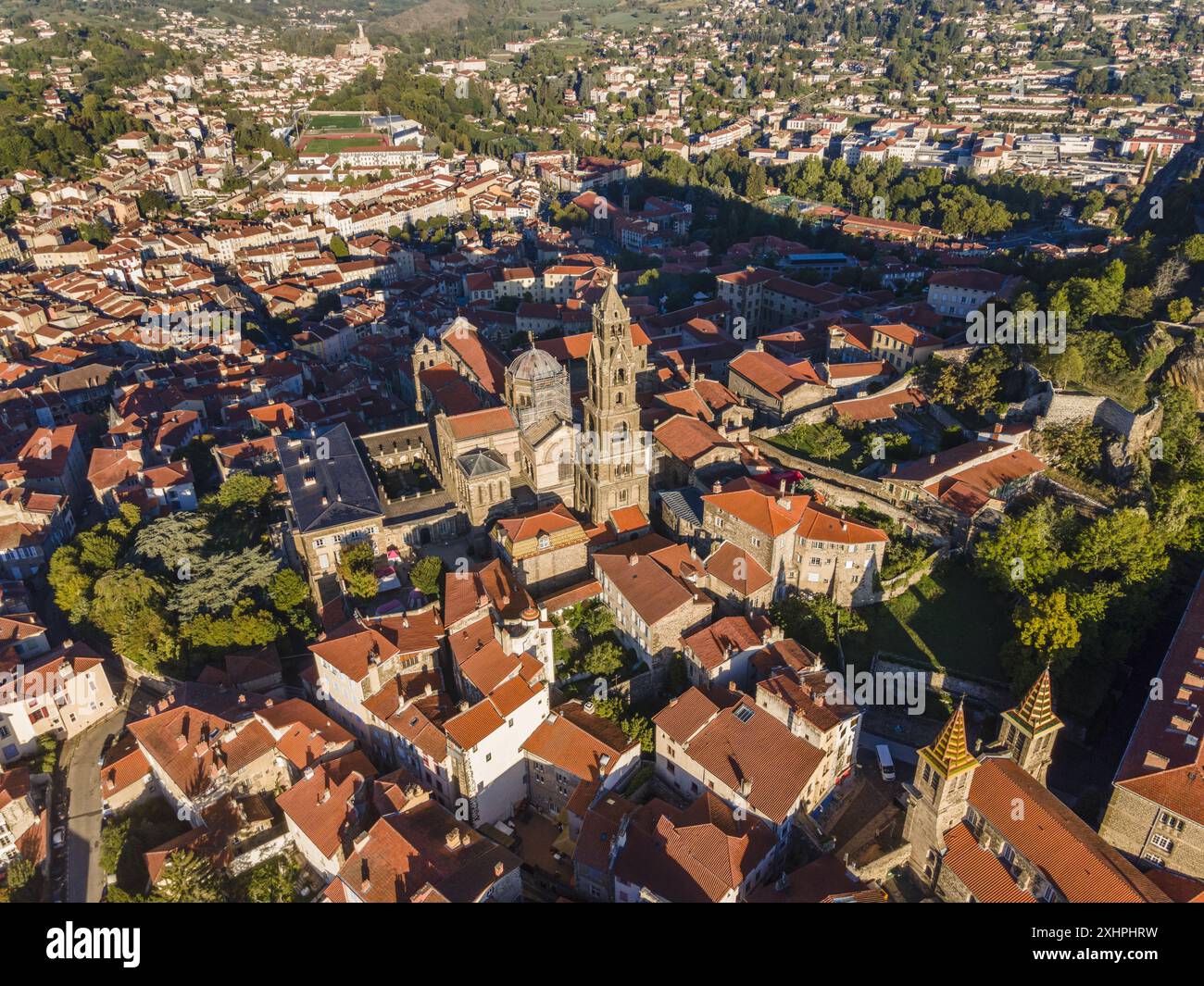 France, haute Loire, le Puy en Velay, scène sur le chemin de Saint Jacques de Compostelle, vue sur la ville, cathédrale notre-Dame de l'Annonciation Banque D'Images