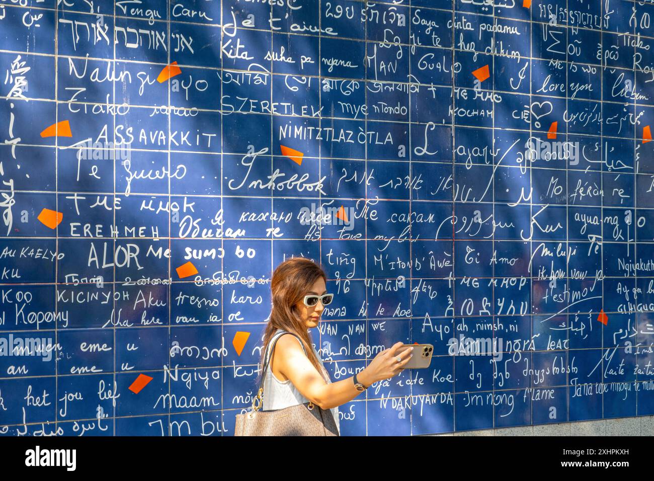 France, Paris, quartier de Montmartre, place des Abbesses, place Jehan-Rictus, Le mur de Je t'aime 40 m2 fresque par Frédéric Baron et Claire Kito Banque D'Images