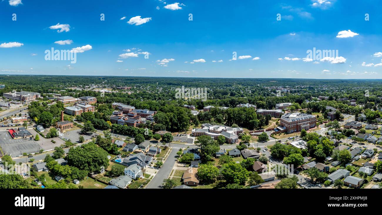 Vue aérienne des bâtiments de l'Université Mary Washington à Fredericksburg, Virginie : Dodd Auditorium, Jefferson Hall, Bushnell Hall, Framar House Banque D'Images