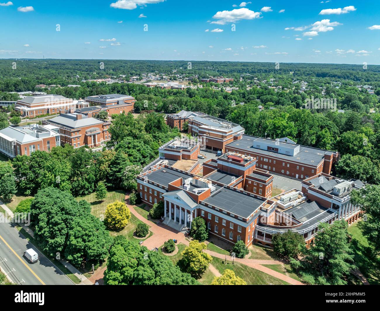 Vue aérienne des bâtiments de l'Université Mary Washington à Fredericksburg, Virginie : Dodd Auditorium, Jefferson Hall, Bushnell Hall, Framar House Banque D'Images
