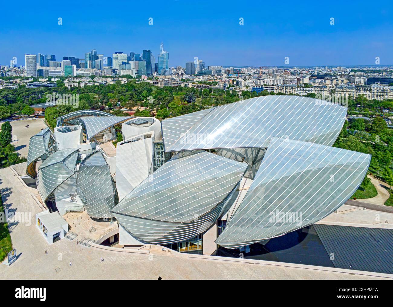 / France, Paris, Bois de Boulogne, Fondation Louis Vuitton par l'architecte Franck Ghery et en arrière-plan le quartier des affaires de la Défense Banque D'Images