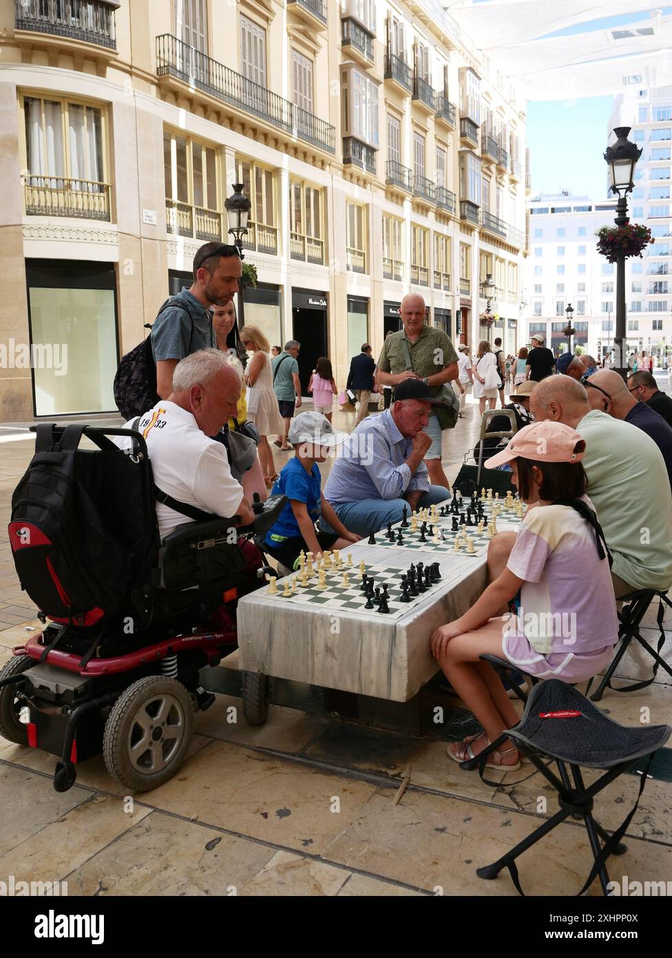 Les gens se rassemblent pour jouer aux échecs sur Calle marqués de Larios, Malaga, Andalousie, Espagne Banque D'Images