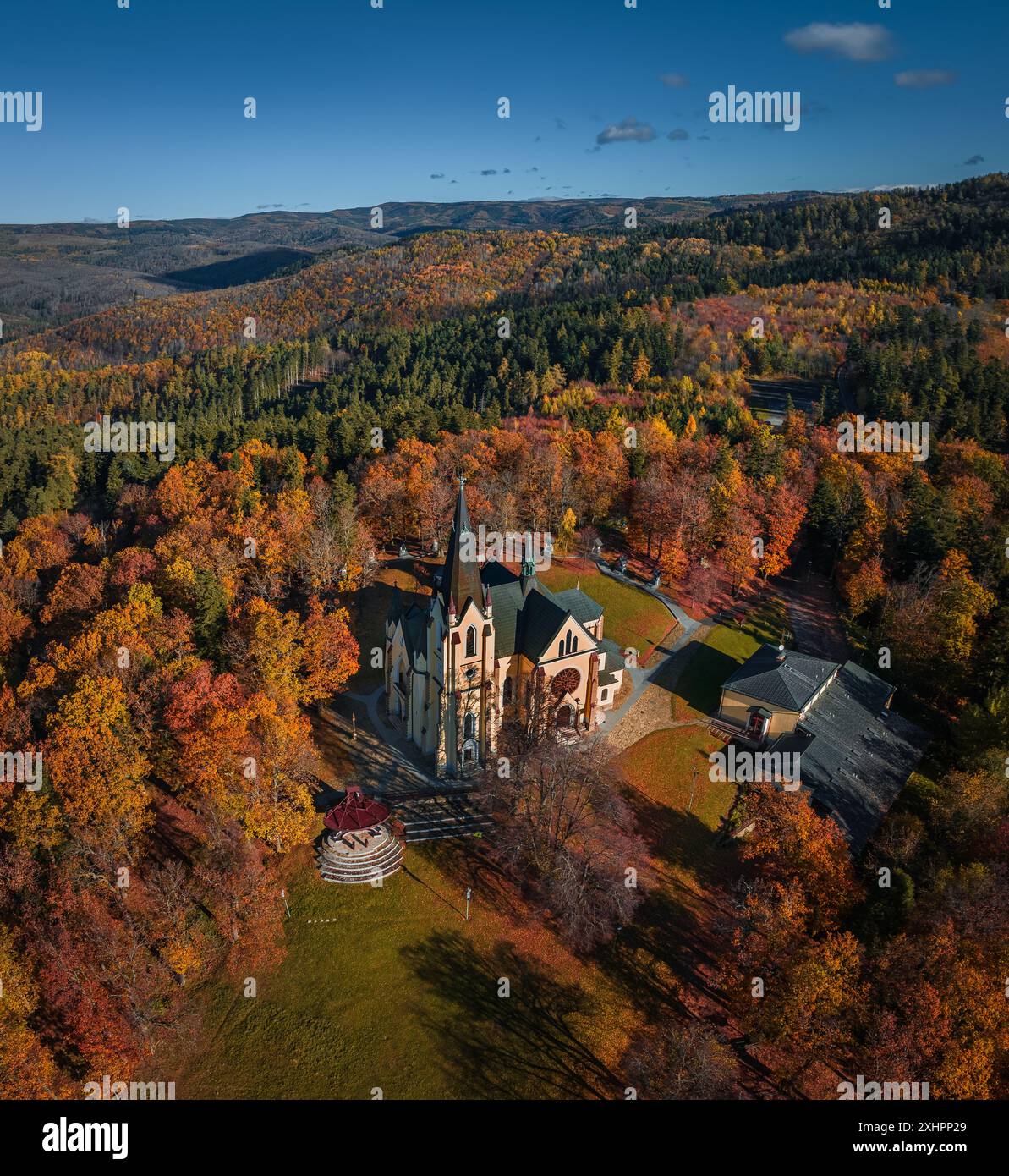 Levoca, Slovaquie - vue aérienne de la Basilique de la Visitation de la Bienheureuse Vierge Marie par un jour d'automne ensoleillé avec un feuillage d'automne coloré par le Haut Banque D'Images