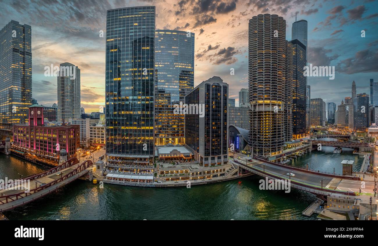 Vue aérienne des gratte-ciel emblématiques le long de la rivière Chicago sur le Magnificent Mile avec un ciel spectaculaire Banque D'Images