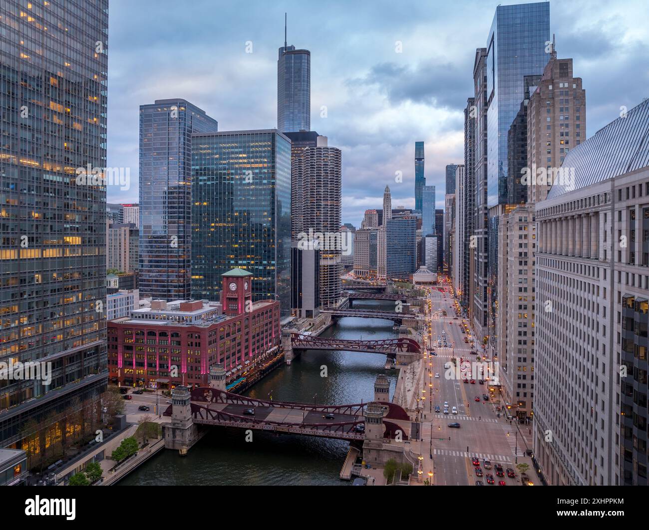 Vue aérienne des gratte-ciel emblématiques le long de la rivière Chicago sur le Magnificent Mile avec un ciel spectaculaire Banque D'Images