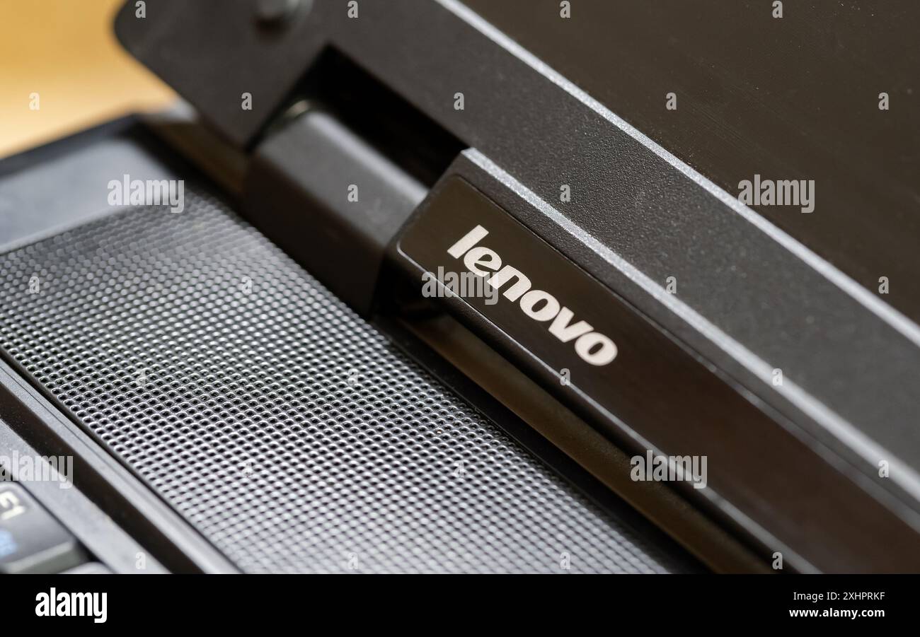 Logo de marque Lenovo sur un ordinateur portable, objet gros plan détail, personne. Symbole de marque de société de fabricant de matériel informatique Lenovo de près, pas de gens, technol Banque D'Images