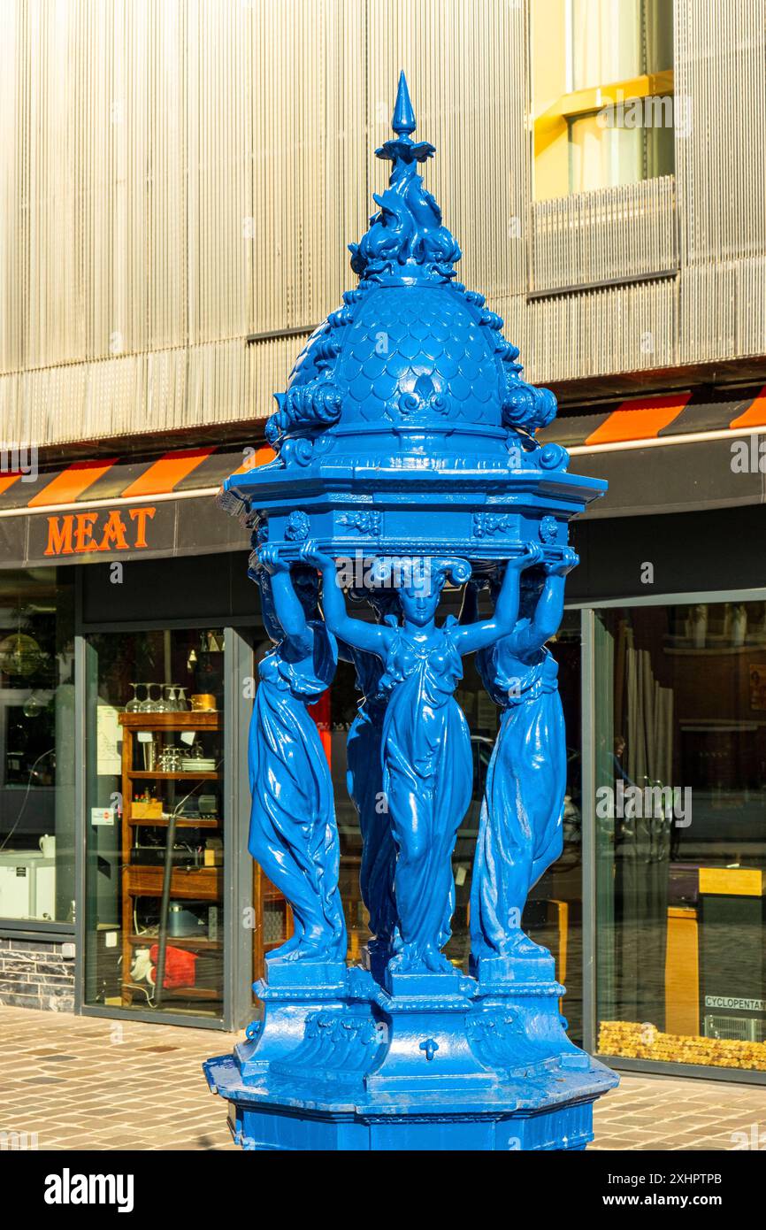 France, Paris, Wallace Fontaine bleue, place Pierre Riboulet Banque D'Images