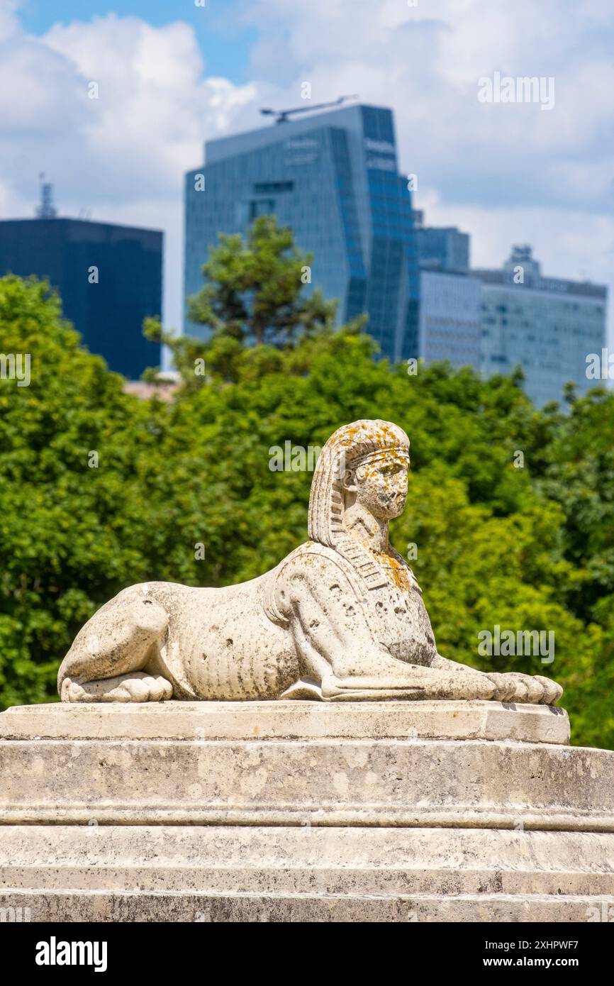 France, Paris, bois de Boulogne, Parc de Bagatelle, Galerie Seine, Sphinx et la Défense Banque D'Images