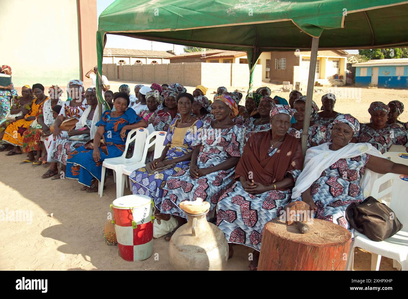 Groupe de femmes lors d'un mariage traditionnel, Kaduna, État de Kaduna, Nigeria. Les invités aux mariages traditionnels portent des tenues faites du même matériau, comme c Banque D'Images