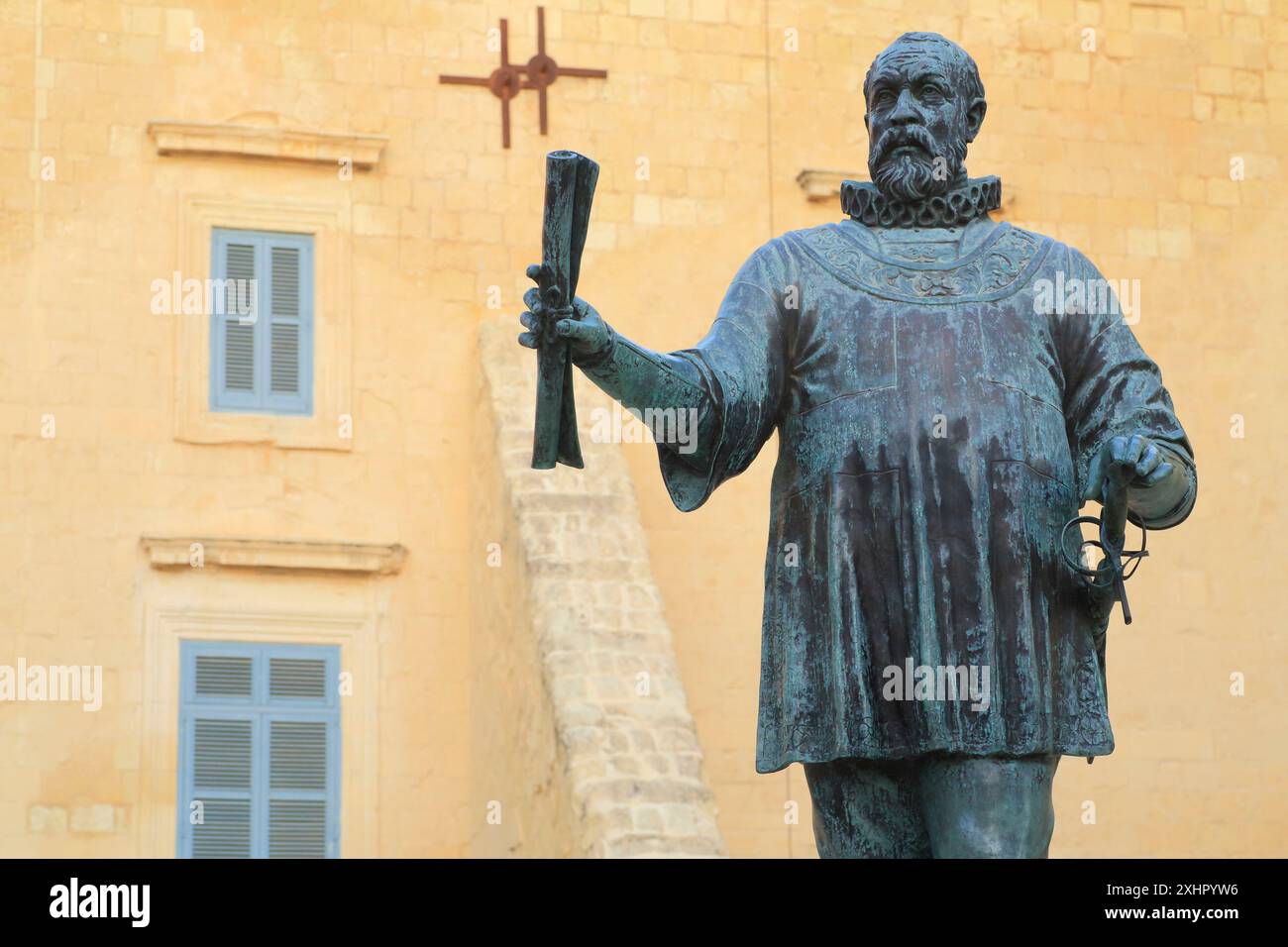 Malte, la Valette, ville classée au patrimoine mondial de l'UNESCO, statue de Jean de la Valette (1494-1568) 49th Grand Maître des hospitaliers de l'ordre Banque D'Images