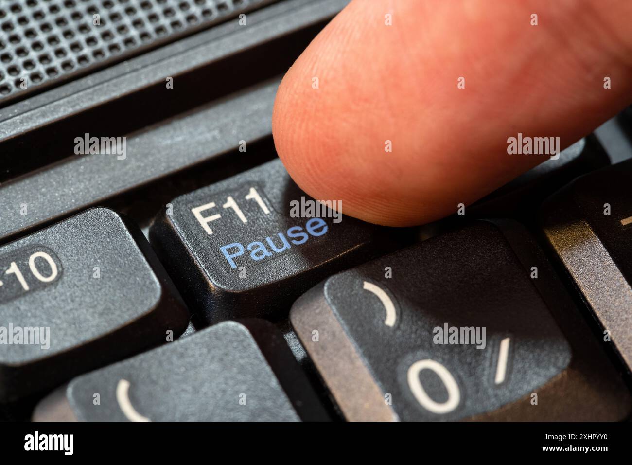 Homme appuyant sur une touche pause sur un clavier d'ordinateur, gros plan de doigt, macro détail prise de vue. Prendre une pause du travail, pauses café, se reposer et se détendre, RES Banque D'Images