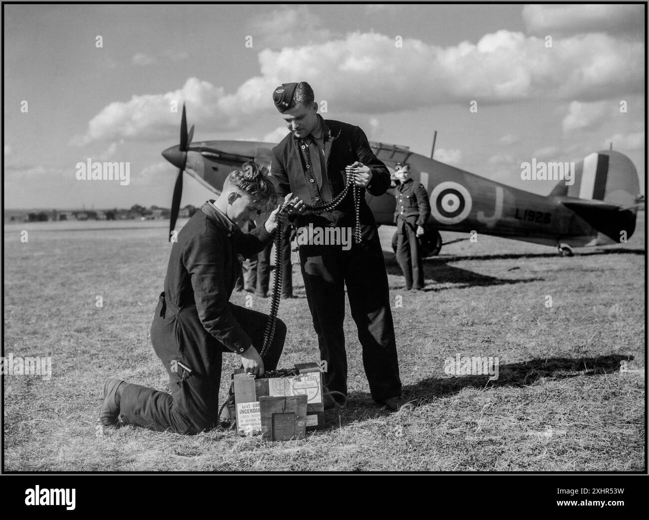 MUNITIONS D'AVION DE CHASSE AUX OURAGANS de la seconde Guerre mondiale préparant .303 munitions incendiaires pour un avion de chasse Hawker Hurricane Mk1 de la Royal Air Force derrière, par des armuriers de la RAF. No 312 Czech Squadron RAF seconde Guerre mondiale seconde Guerre mondiale 1940 Banque D'Images