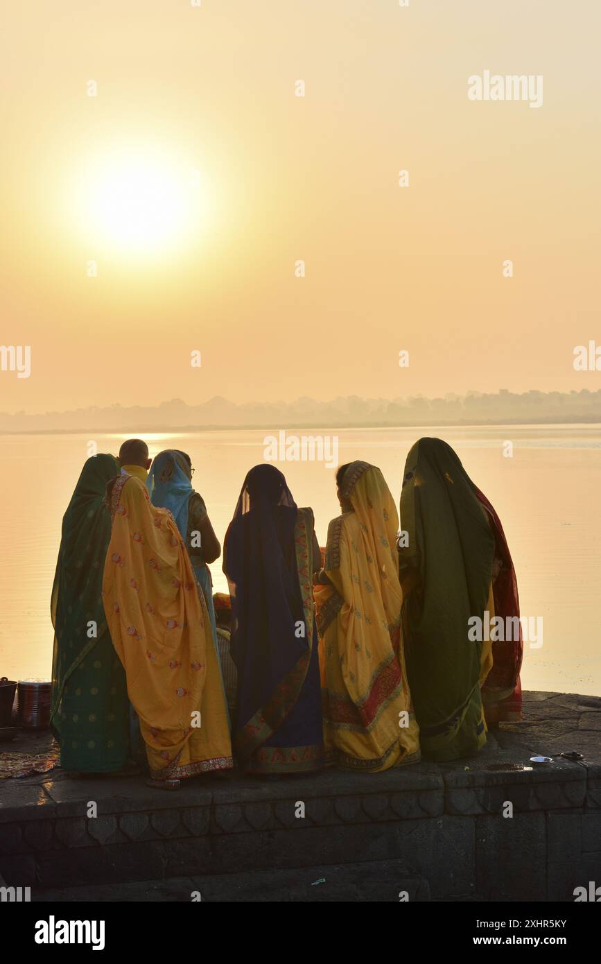 Inde, Madhya Pradesh, Maheshwar, sur les rives de la rivière Narmada au lever du soleil Banque D'Images