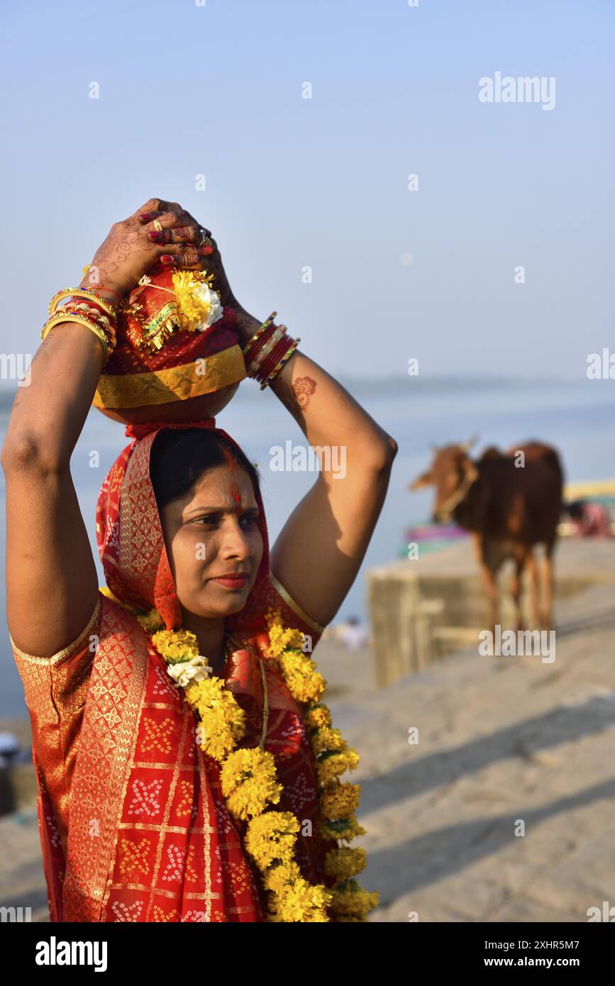 Inde, Madhya Pradesh, Maheshwar, se préparent pour une procession de mariage sur les rives de la rivière Narmada Banque D'Images