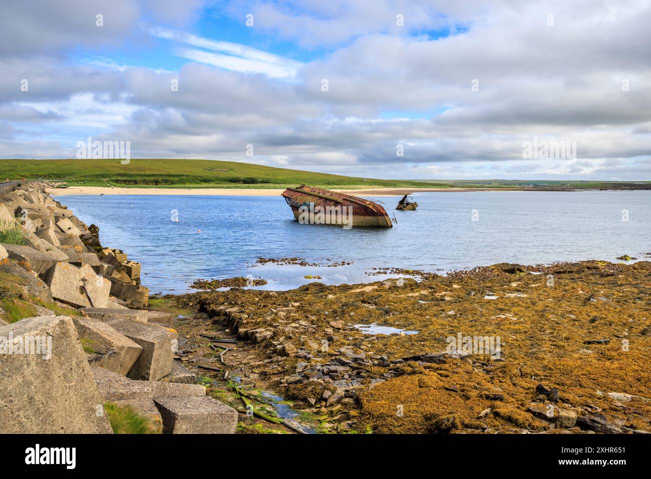 Bateaux sabordés à côté de la barrière de Churchill n° 3 dans Weddell Sound, Orcades, Nord de l'Écosse Banque D'Images