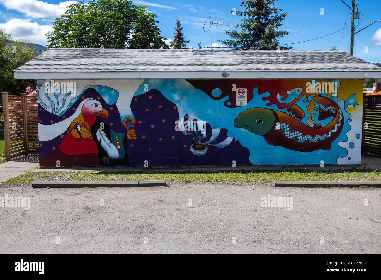 Peinture murale d'oiseaux et de poissons sur le bâtiment de salle de bains du Lions Memorial Park à Merritt, Colombie-Britannique, Canada Banque D'Images