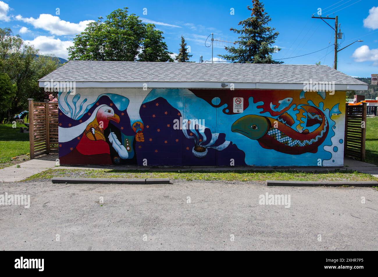 Peinture murale d'oiseaux et de poissons sur le bâtiment de salle de bains du Lions Memorial Park à Merritt, Colombie-Britannique, Canada Banque D'Images