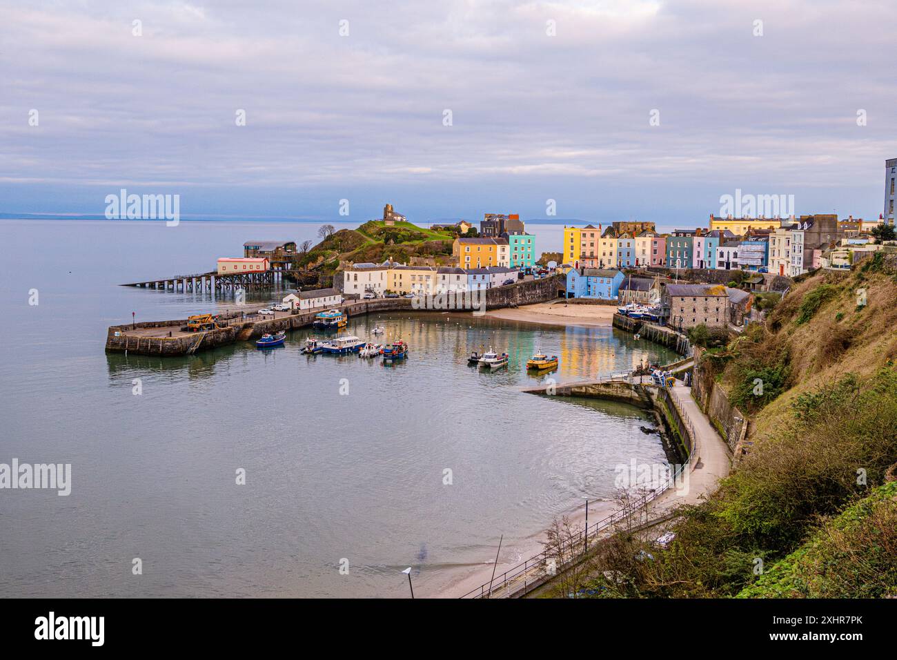 Tenby, Pembrokeshire Wales, vue panoramique de jour sur le port, le château et des rangées colorées de maisons aux couleurs vives. Banque D'Images