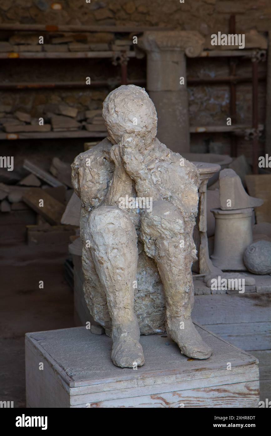 Moulage conservé d'une victime de Pompéi dans la zone de stockage archéologique de Pompéi. Pompéi, Italie. Banque D'Images