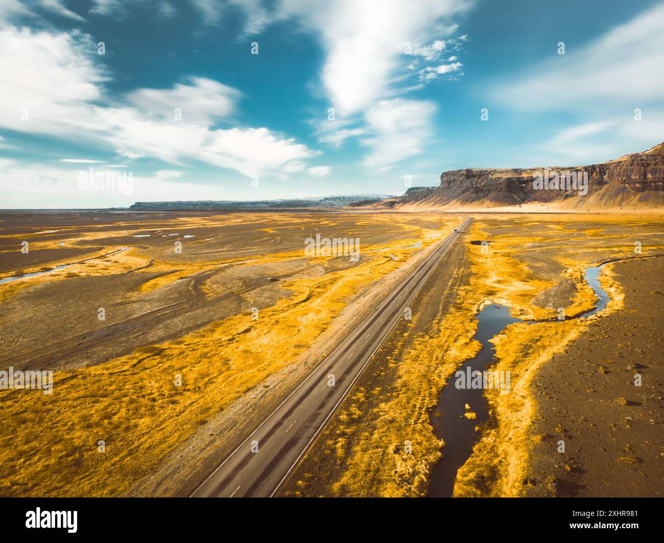 Vue aérienne autobus blanc sur la rocade lors de l'excursion dans le magnifique sud de l'Islande Banque D'Images