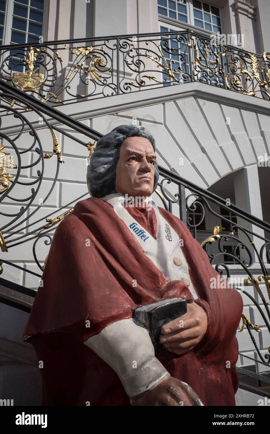 STATUE DE BEETHOVEN DEVANT L'HÔTEL DE VILLE DE BONN - ALLEMAGNE - VILLE NATALE DE BEETHOVEN - MUSIQUE COMPOSITEUR ET MAÎTRE © F. BEAUMONT Banque D'Images